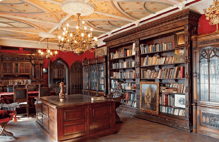 5. Квартира Никаса Сафронова - библиотека - самая большая комната в доме.jpg