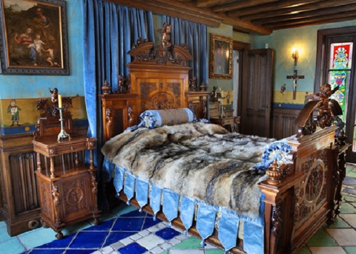 7. Квартира Никаса Сафронова - кровать королевы Франции Марии-Антуанетты, которая спала на ней в юные годы.jpg