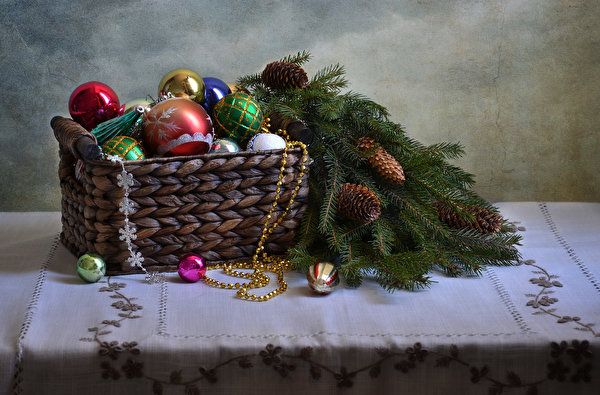 Christmas_Branches_Balls_Wicker_basket_Pine_cone_537824_600x395.jpg