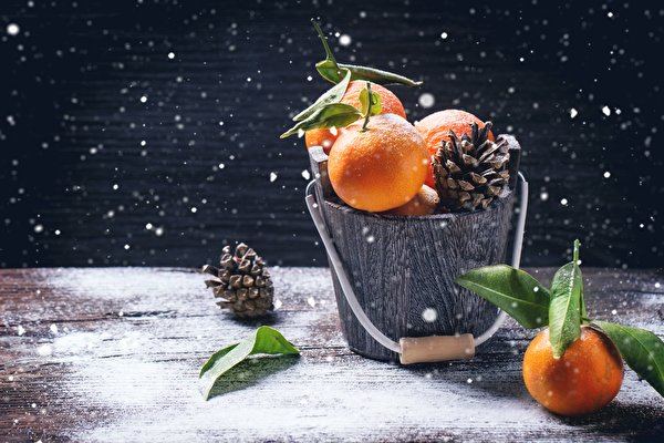 Christmas_Mandarine_Bucket_Pine_cone_538260_600x400.jpg