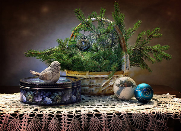 Christmas_Still-life_Birds_Clock_Wicker_basket_537868_600x435.jpg