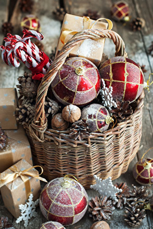 Christmas_Sweets_Wicker_basket_Balls_Pine_cone_537816_301x450.jpg