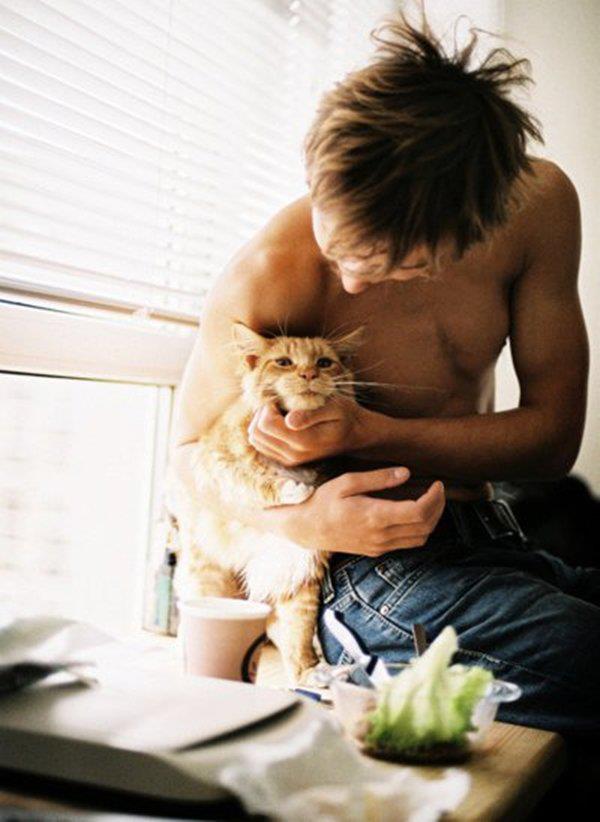 Ian-and-his-cat-ian-somerhalder-28466687-600-822.jpg